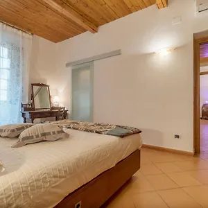Borghese Roomy Flat , Roma Italia